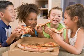 niños comiendo pizza